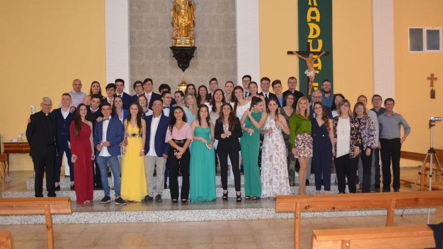 El grupo de estudiantes del Colegio la Asunción de Riba-roja que ha realizado la selectividad, junto a sus profesores, el día de la graduación.