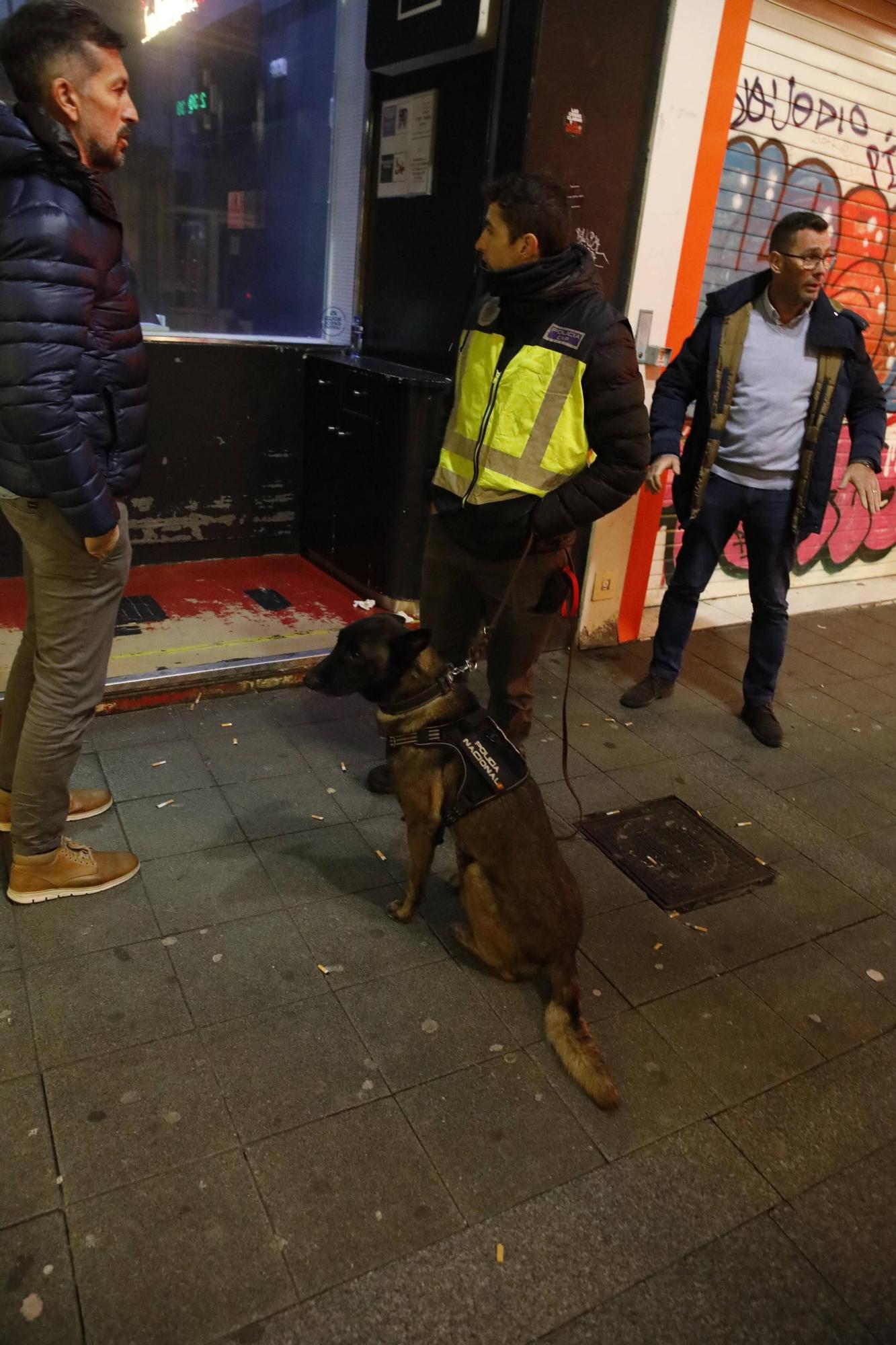 Así vigila la Policía Nacional las zonas de ocio nocturno en Gijón (en imágenes)