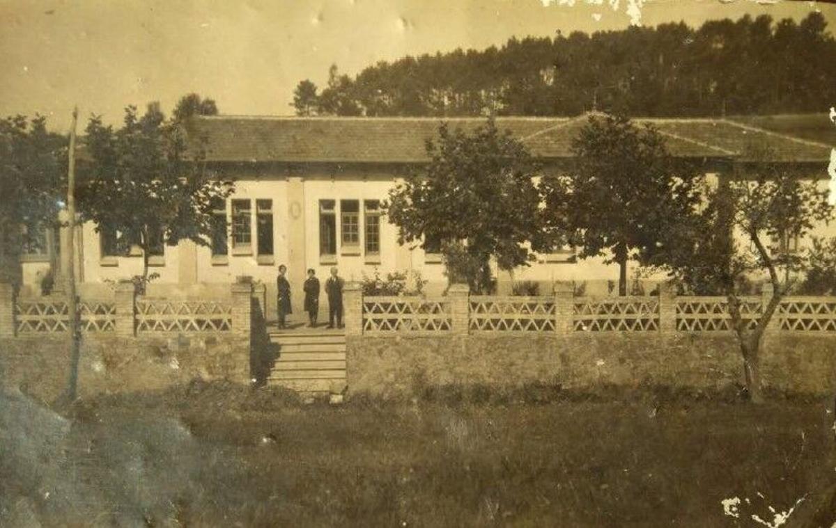Fotografía antigua de las escuelas de Pillarno en la que se aprecia el muro original