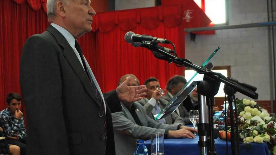 Francisco Rodríguez, durante la presentación del libro en la nave del puerto de Navia.