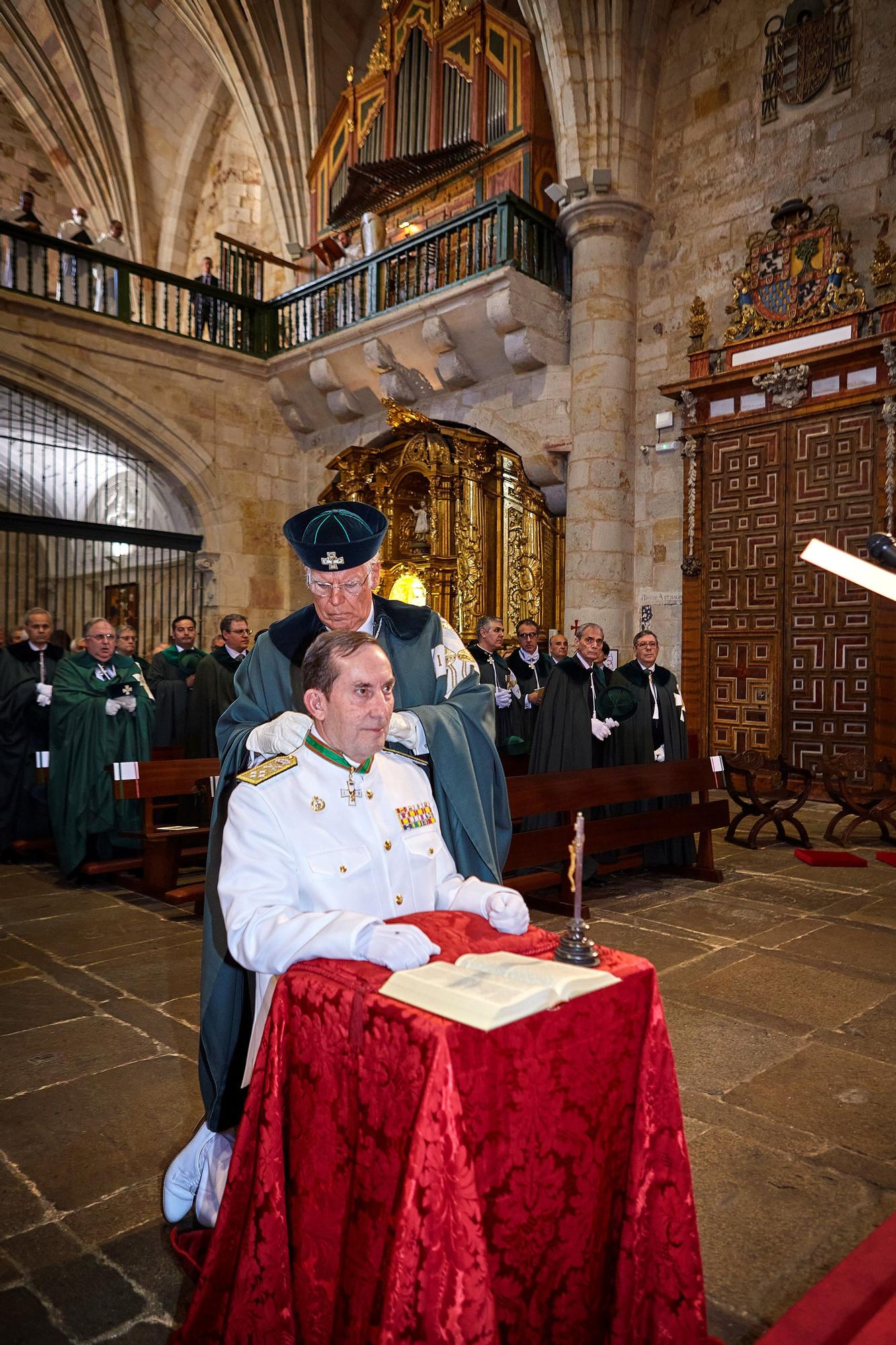 García Faria impone la venera al almirante