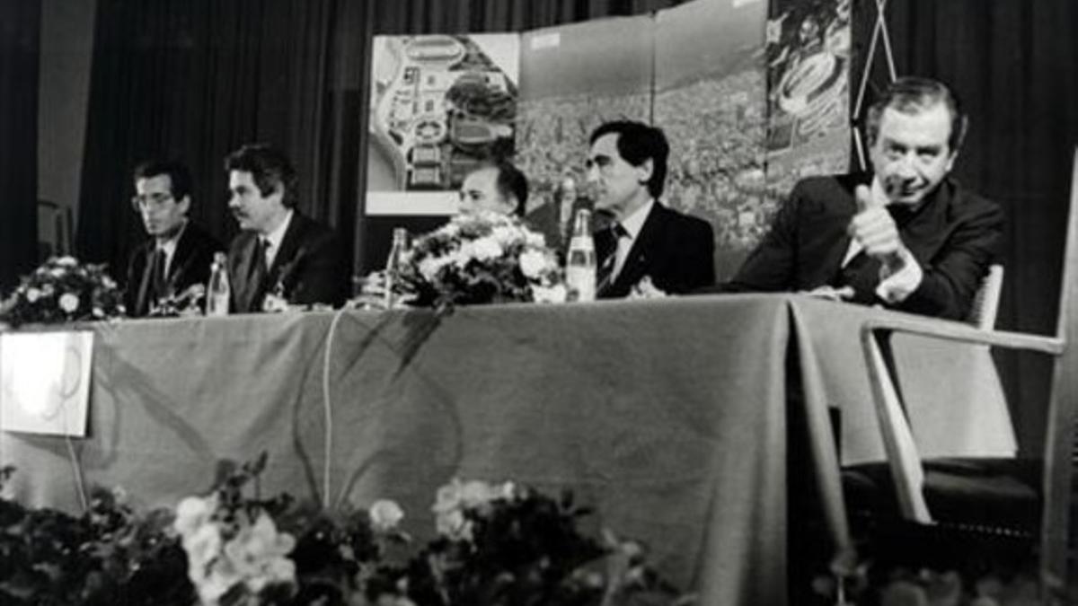 EN LA HISTORIA. Arriba, Rodés, primero por la derecha, con una delegación de Barcelona-92 en Lausana, con Romà Cuyás, Pasqual Maragall, Alfonso de Borbón y Carlos Ferrer Salat, en octubre de 1986. A la derecha, con los reyes Juan Carlos y Sofía, Mara