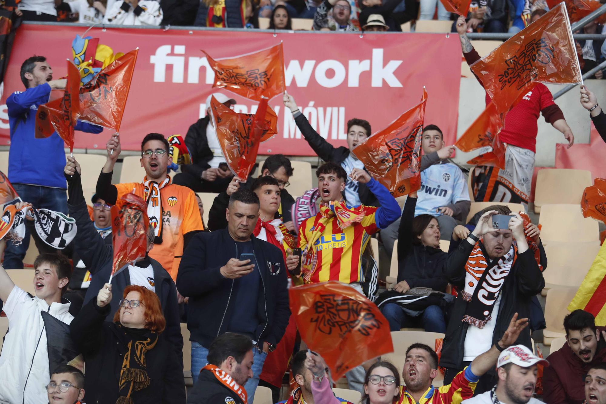 La afición valencianista llena de color el estadio de La cartuja