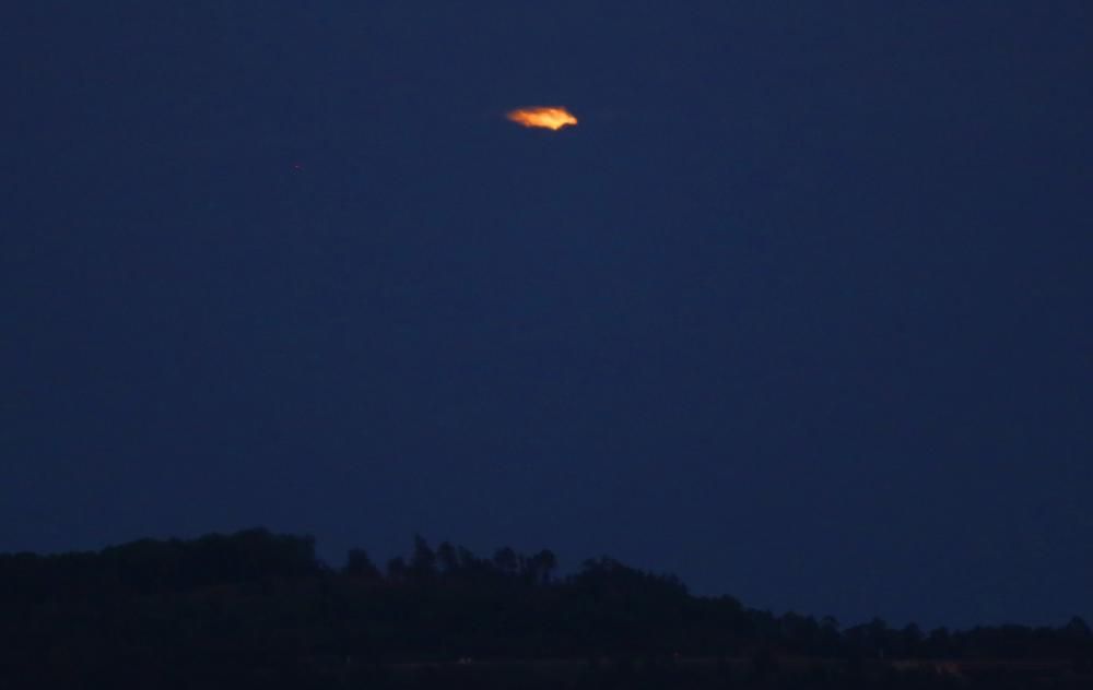 Un eclipse de Luna algo eclipsado. Las nubes empañaron la visión de la Luna, que se mostró tímida en Galicia. La Fundación Ceo observó el satélite desde Vigo