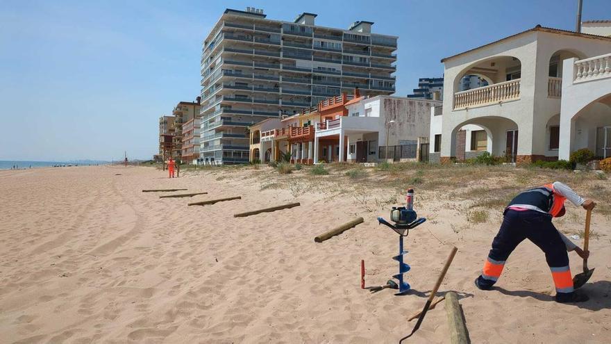 Actos vandálicos en la playa de Tavernes de la Valldigna: arrancan el vallado y los postes para proteger las dunas antes de finalizar los trabajos