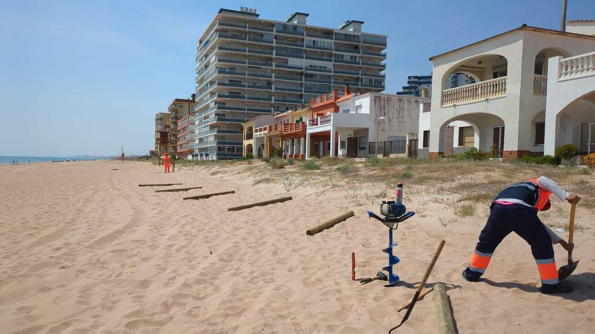 Reponen algunos de los postes arrancados.