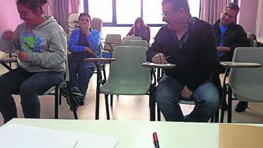 Asistentes al taller de apoyo para alumnos y padres.  // FdV