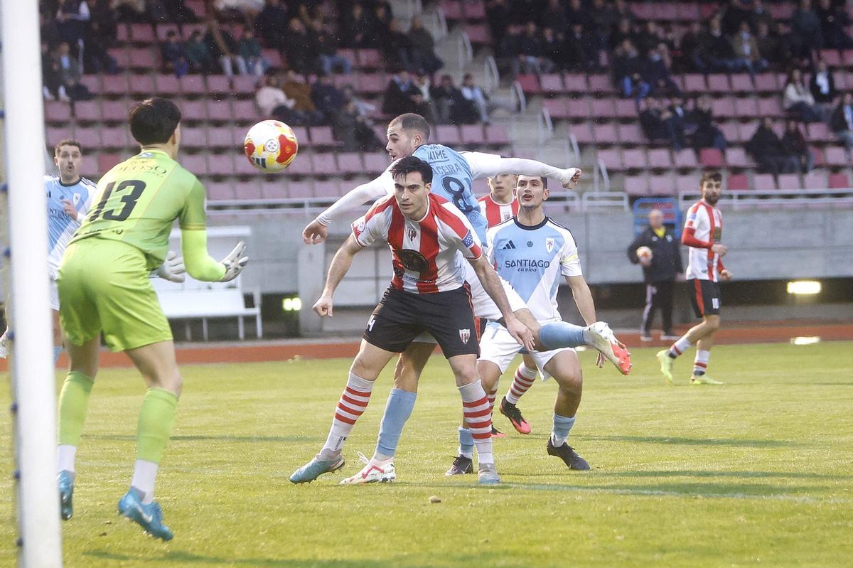 Dos genialidades impulsan al Compostela hacia un triunfo liberador