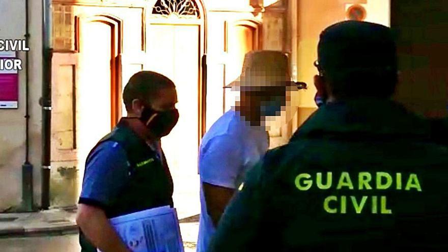 Nacho Vidal, escoltado por la Guardia Civil, al entrar al juzgado.