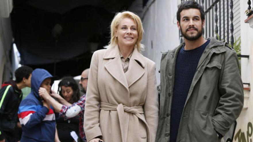 Belén Rueda y Mario Casas durante el rodaje.