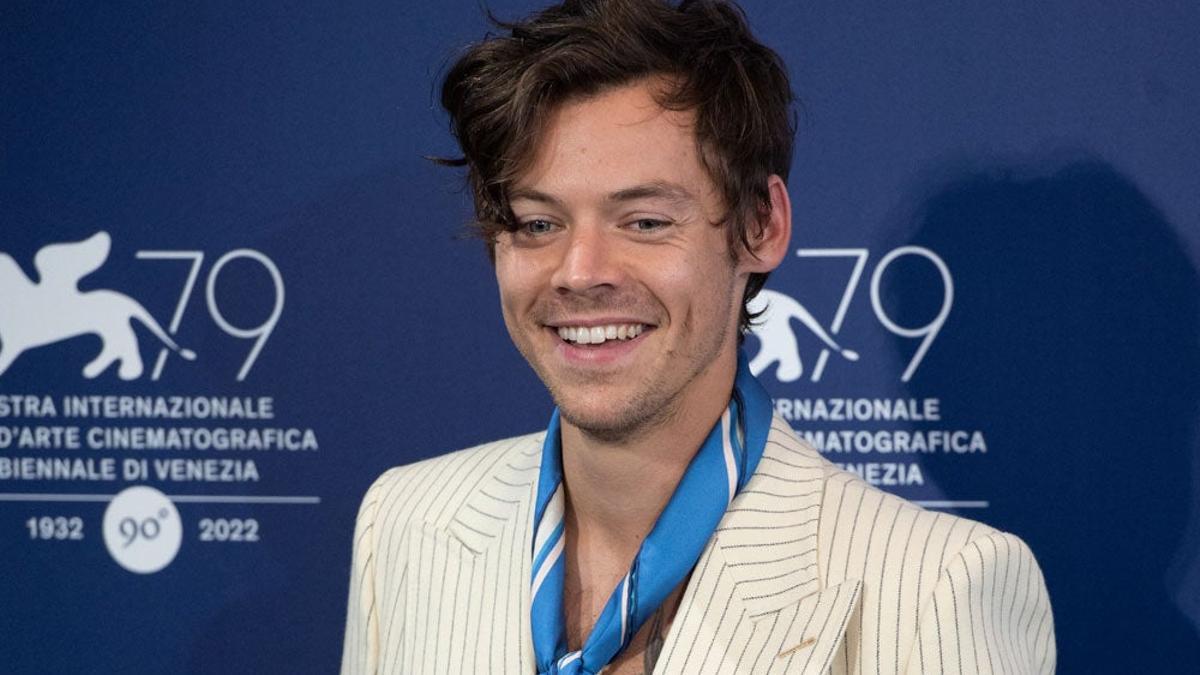 Harry Styles monta salseo en Venecia: besazo, escupitajo y críticas (malísimas) a su peli