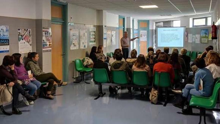 Uno de los cursos que se desarrollan en un centro de salud. // Faro