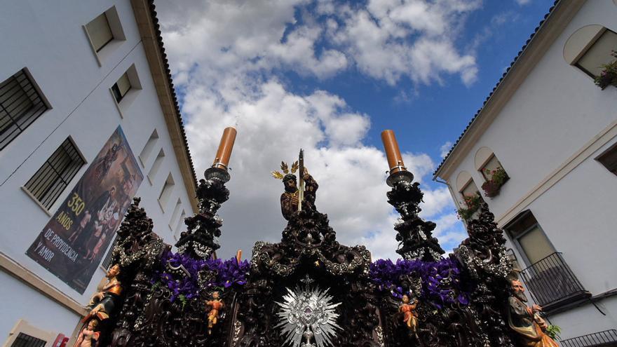 El Nazareno recorre las calles de su barrrio camino de la carrera oficial