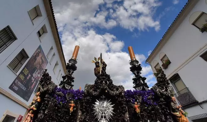 El Nazareno recorre las calles de su barrrio camino de la carrera oficial
