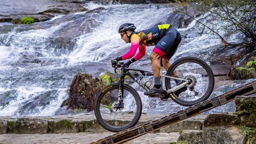 Ciclista por las inmediaciones de la cascada del Barosa en plena BTT Camiños de Barro. |  FdV