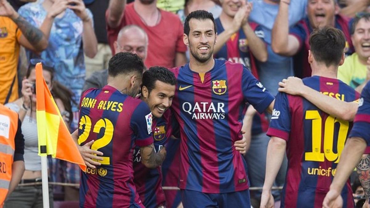 Alves, Busquets y Messi felicitan a Pedro por su gol de chilena a la Real Sociedad.