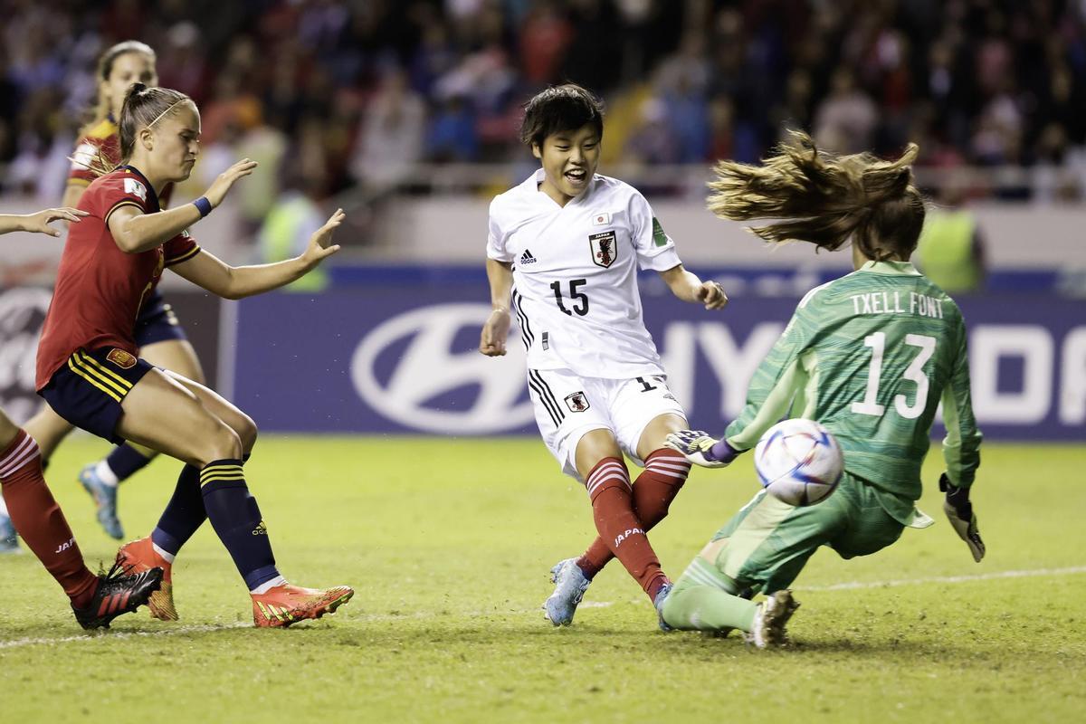 AMDEP6021. SAN JOSÉ (COSTA RICA), 28/08/2022.- Suzu Amano (c) de Japón anota un gol contra  Meritxell Txell Font (d) arquera de España hoy, en la final de la Copa Mundial Femenina Sub-20 entre España y Japón, en el estadio Nacional en San José (Costa Rica). EFE/Jeffrey Arguedas