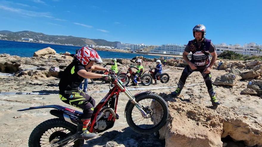 Buen papel en Sant Josep de los jóvenes pilotos de Ibiza en el Balear Base de Trial