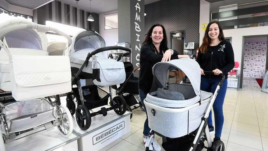 Elisabeth Lodeiro y Carla Sobral (de izq. a dcha.), propietaria y empleada de la tienda de puericultura Bambinos, con establecimientos en Vigo y Pontevedra. // G. Santos