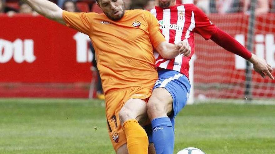 Arriba, Carmona celebra el segundo gol. A la derecha, Calavera encara a Álex Menéndez. Abajo, Pablo Pérez conduce el balón y Santana pugna con Fran Carbia.