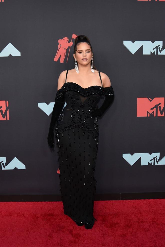 Rosalía con vestido negro de Burberry en la alfombra roja de los MTV Music Awards