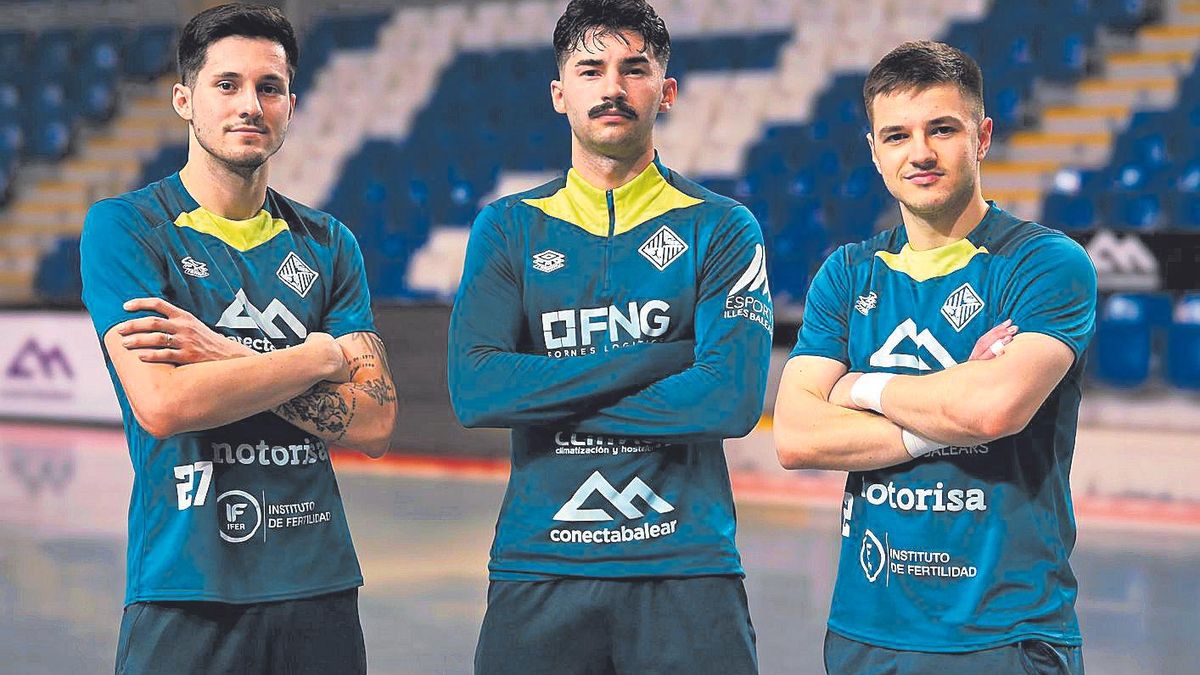 Henrique, a la derecha, junto a los jugadores del Palma Futsal Ernesto y Gordillo.
