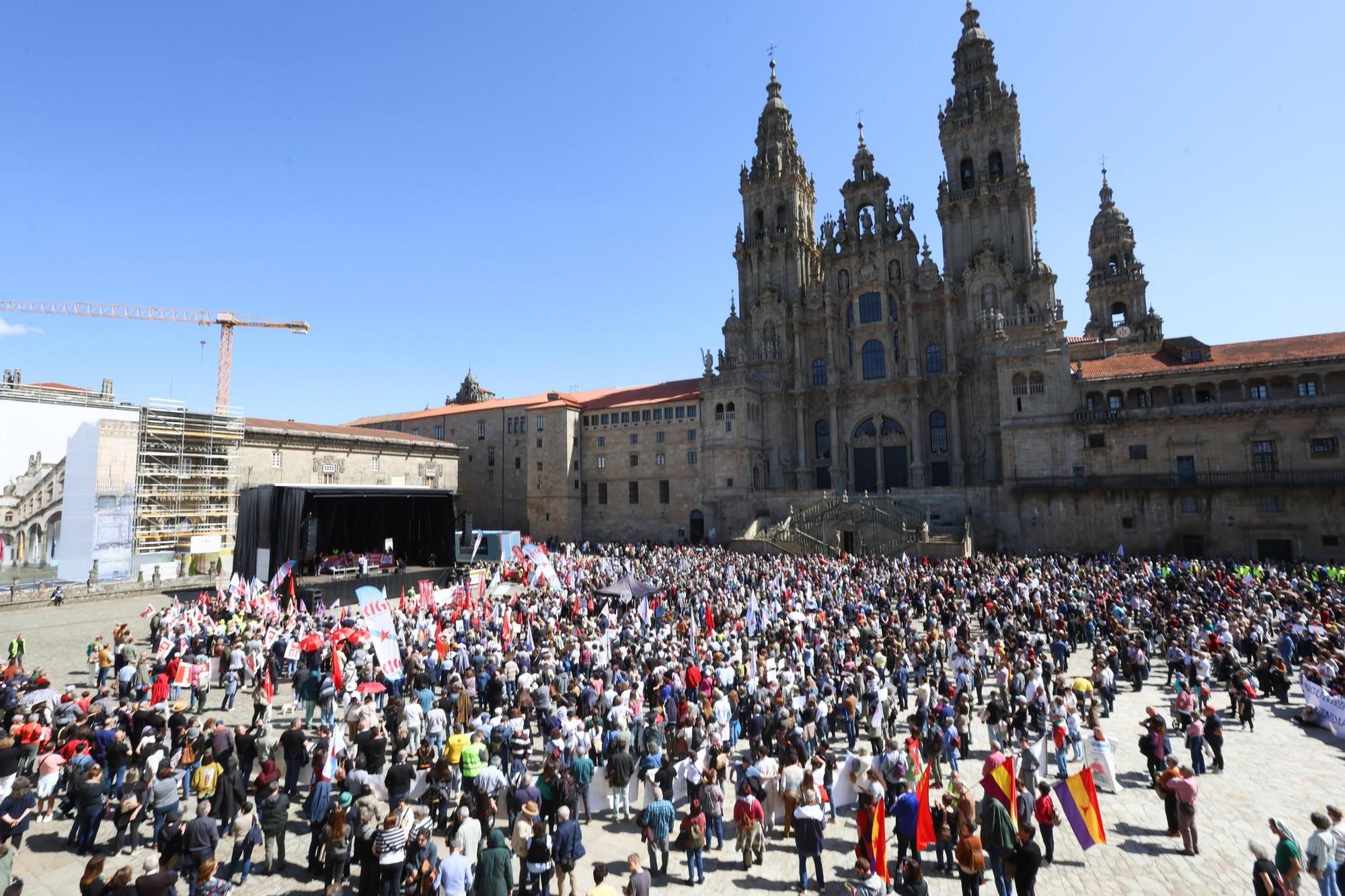 Miles de gallegos reivindican mejoras en la sanidade pública en Santiago