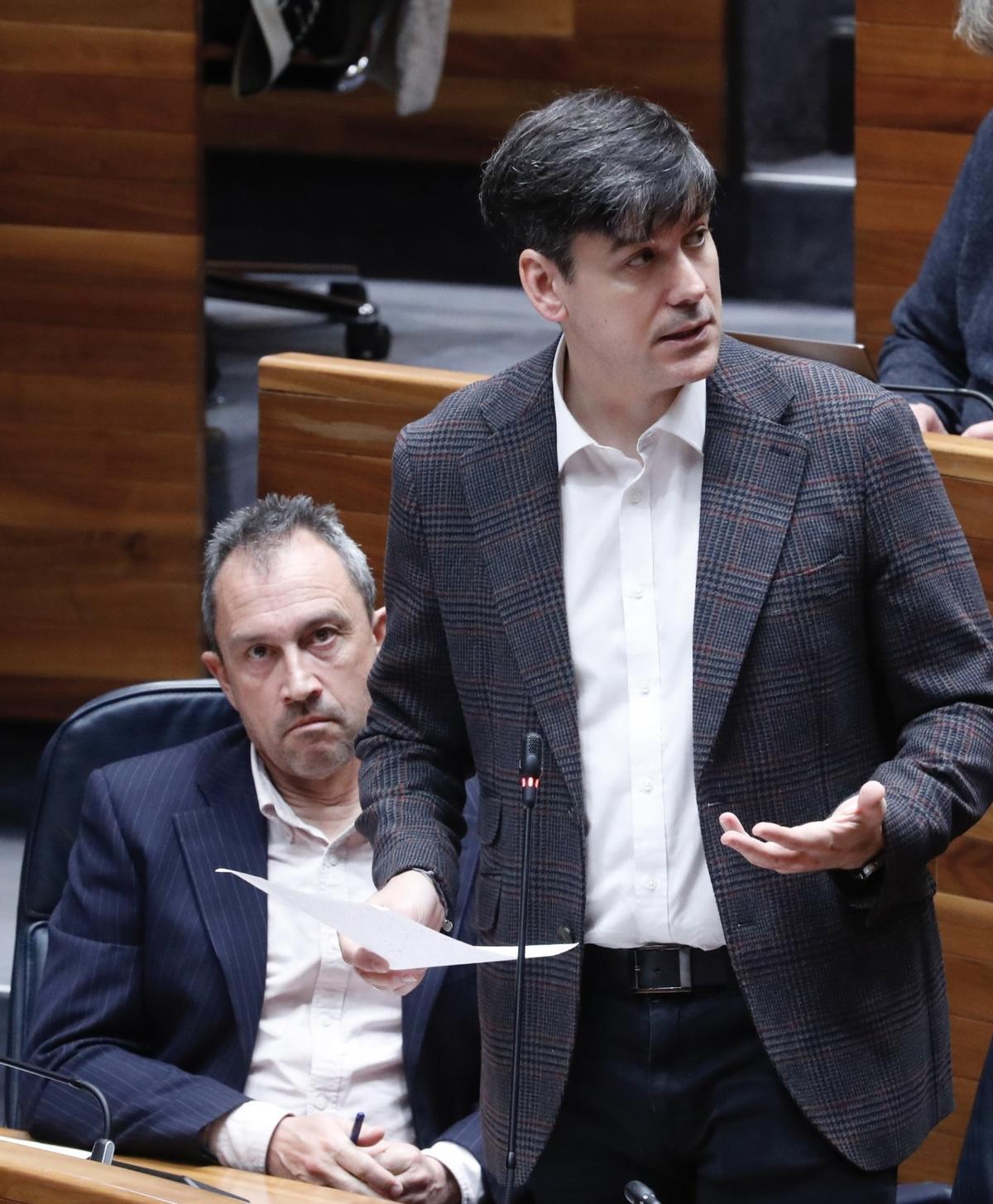 Borja Sánchez, durante el Pleno, con Ovidio Zapico detrás.