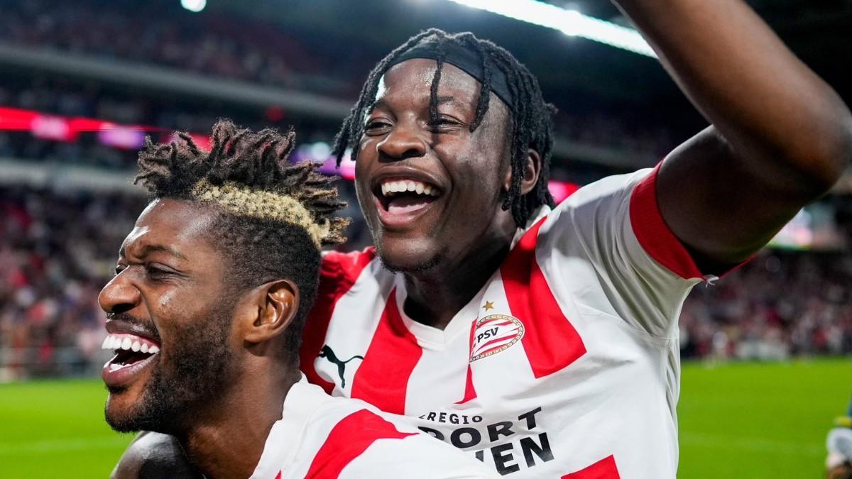 Bakayoko celebra un triunfo del PSV junto a Sangaré