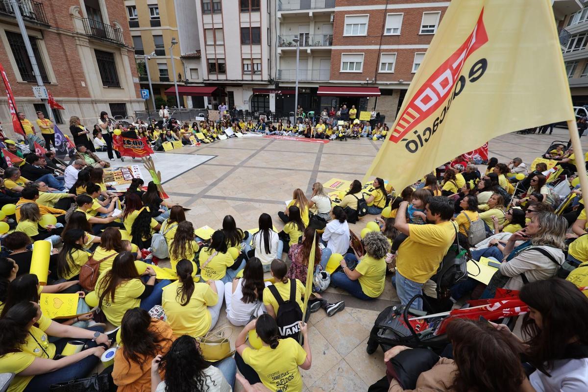 07/05/2026 | Plaza de las Aulas, Castellón | Concentración de trabajadoras de las escuelas infantiles durante la huelga educativa