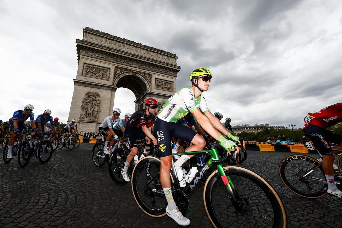 Nicolau passa per l'Arc de Triomf a París