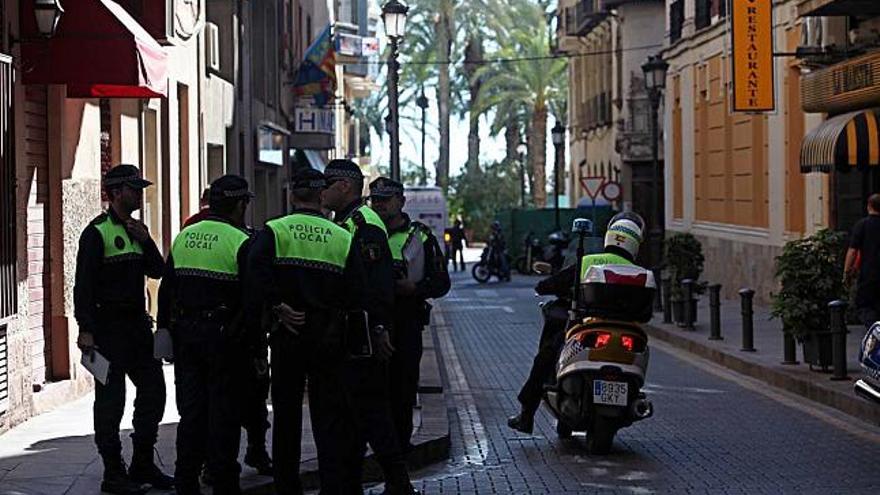 Varios agentes de la Policía Local participan en una operación en la calle San Fernando, en una imagen de archivo