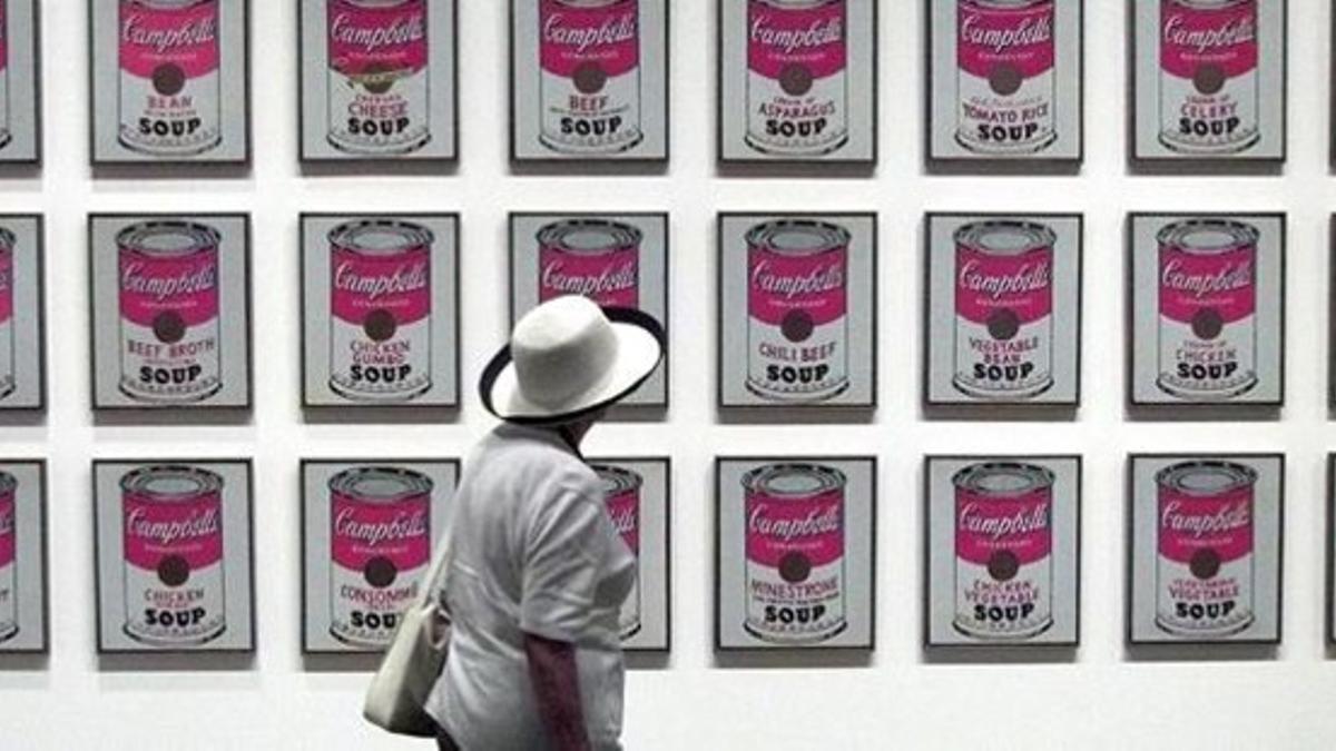 Una mujer contempla el cuadro de Warhol en Nueva York.