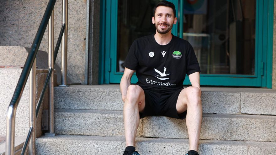Jacinto Carbajal, en la puerta de El Periódico Extremadura.