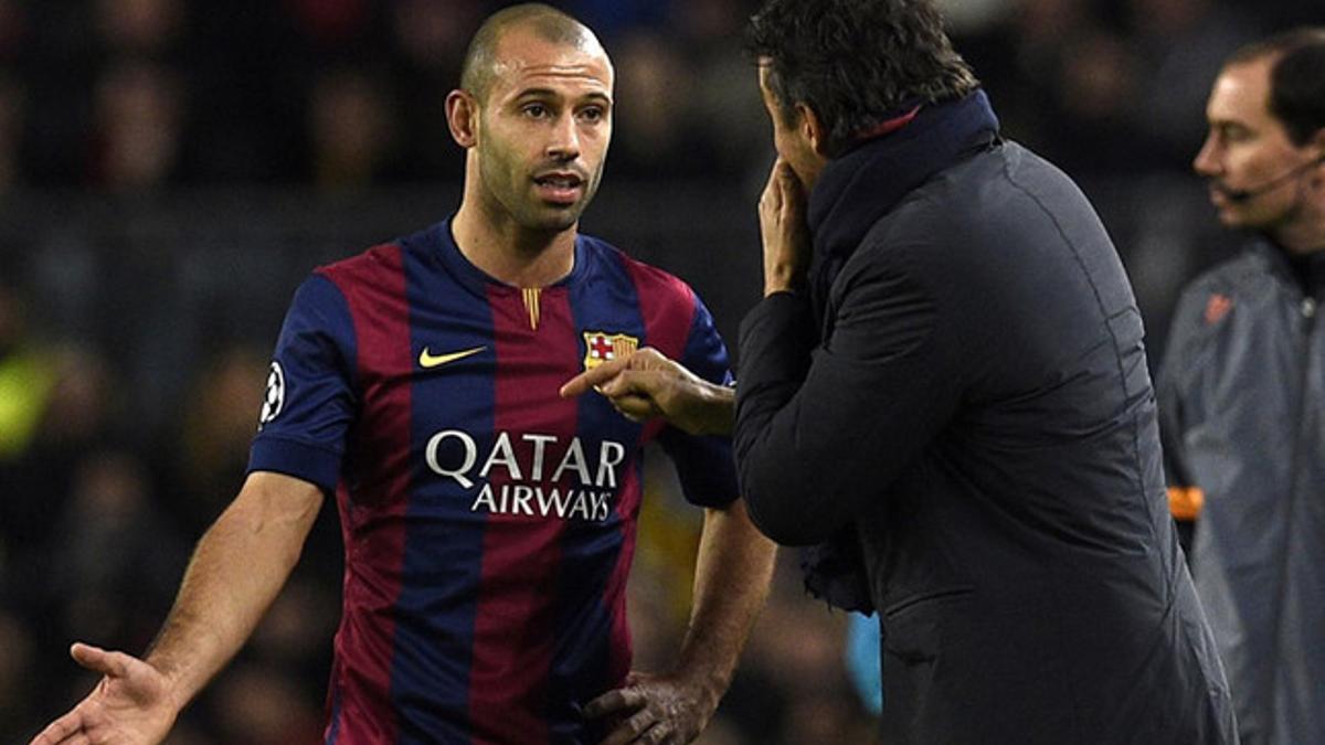 Luis Enrique, dando instrucciones a Mascherano en medio del partido