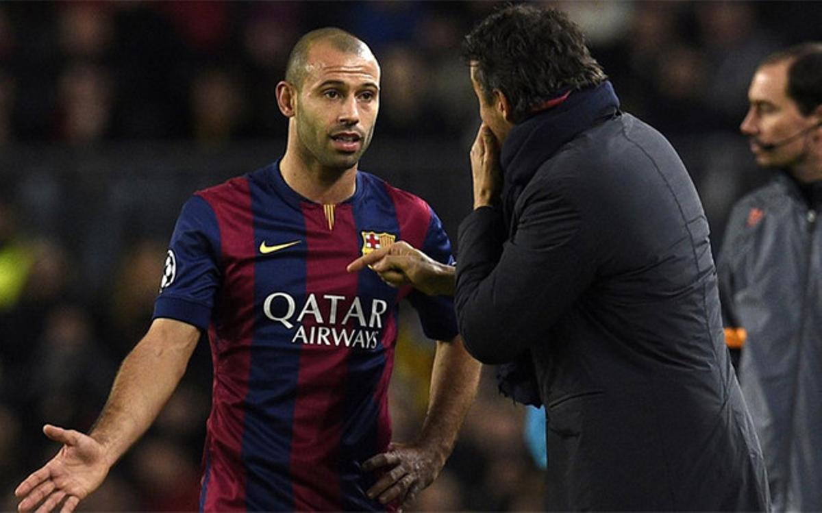 Luis Enrique, dando instrucciones a Mascherano en medio del partido
