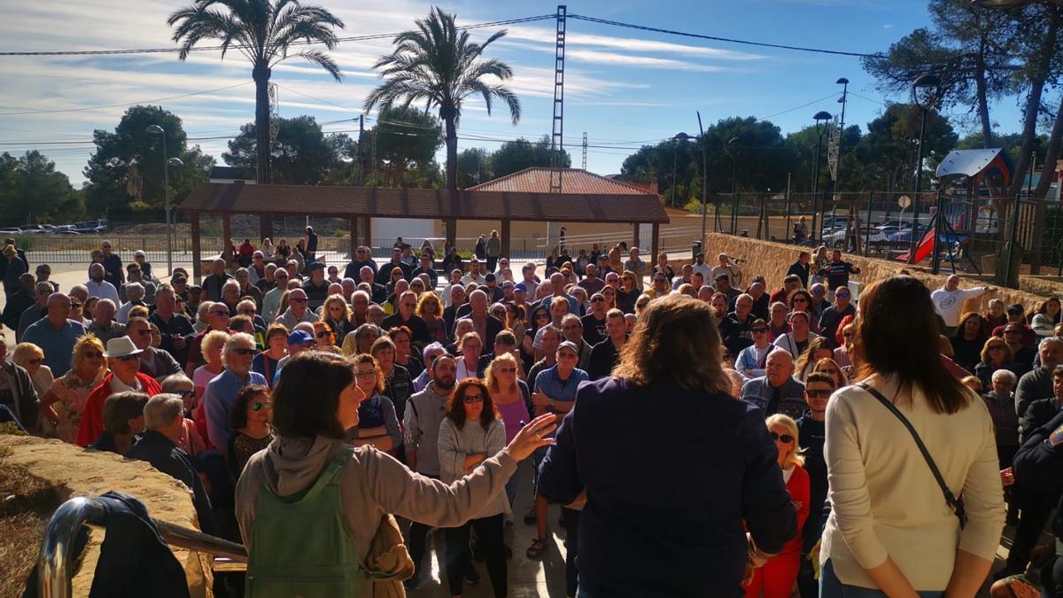 Reunión vecinal en la primera quincena de este mes en la que vecinos de Pinar de Campoverde reclamaron al Ayuntamiento que adoptara medidas