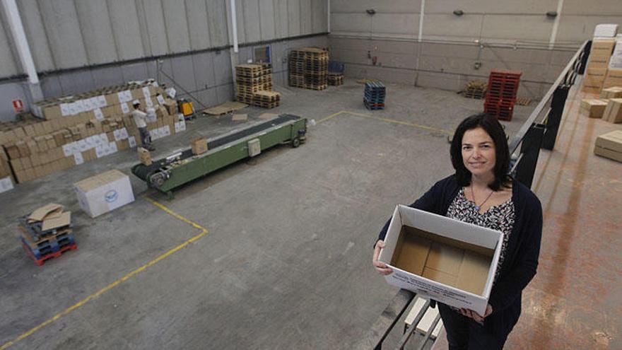 La presidenta de Bancosol, Rocío Monserrate, en la nave donde se guardarán los alimentos.