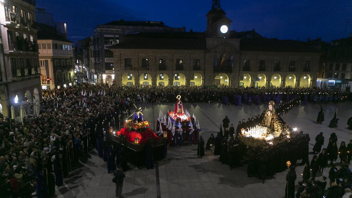 EN IMÁGENES: La procesión del Encuentro en Avilés en una pasada Semana Santa