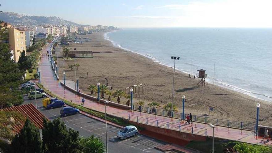 Vista panorámica de la playa situada en el principal término urbano de Rincón de la Victoria.