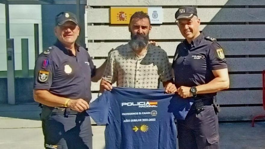 Agentes con el Subinspector de Policía que ha llevado a cabo el reto solidario.