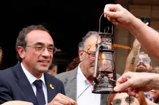 Rull rep la Flama del Canigó al Parlament i avisa que "no podem romandre indiferents" davant "atacs insòlits" al català