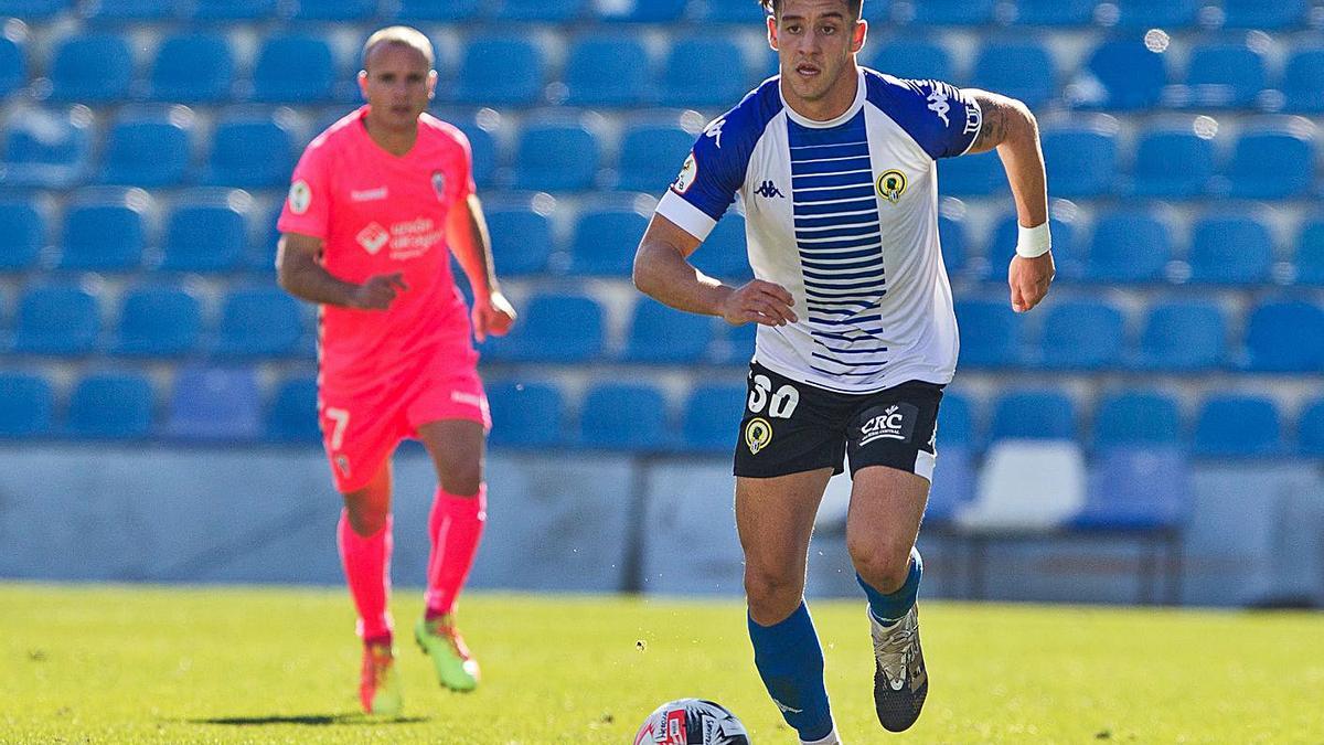 El canterano Pedro Torres durante el partido ante el Alcoyano.  | ALEX DOMÍNGUEZ