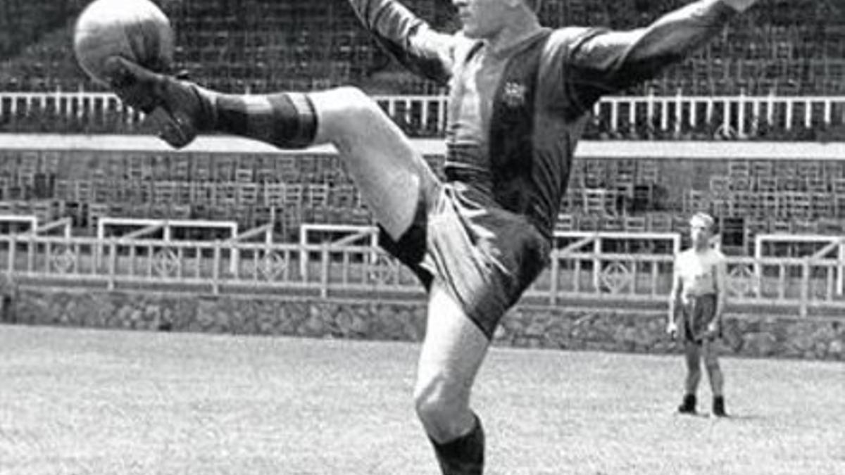 Ilusión azulgrana 8Di Stéfano, con la camiseta del Barça, se entrena en el campo de Les Corts.