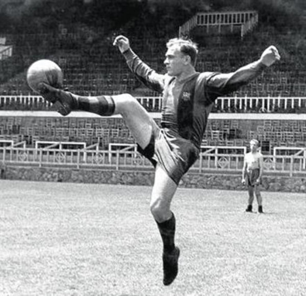 Il·lusió blaugrana 8Di Stéfano, amb la samarreta del Barça, s’entrena al camp de les Corts.