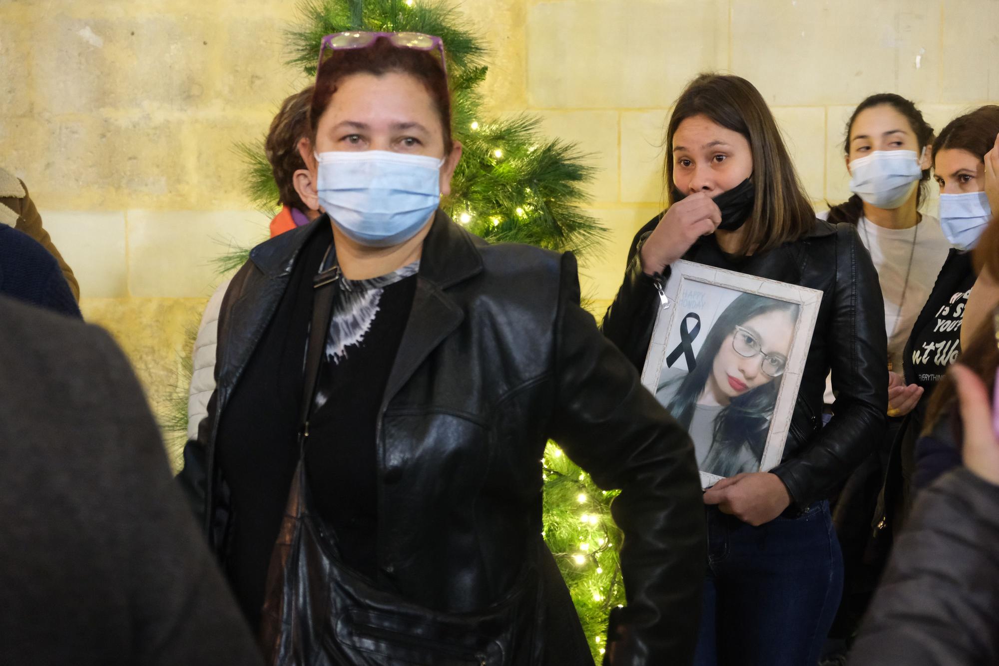 Concentración de repulsa por el asesinato de Yolanda en Elche. Familiares de la joven acudieron al emotivo acto en la Plaza de Baix