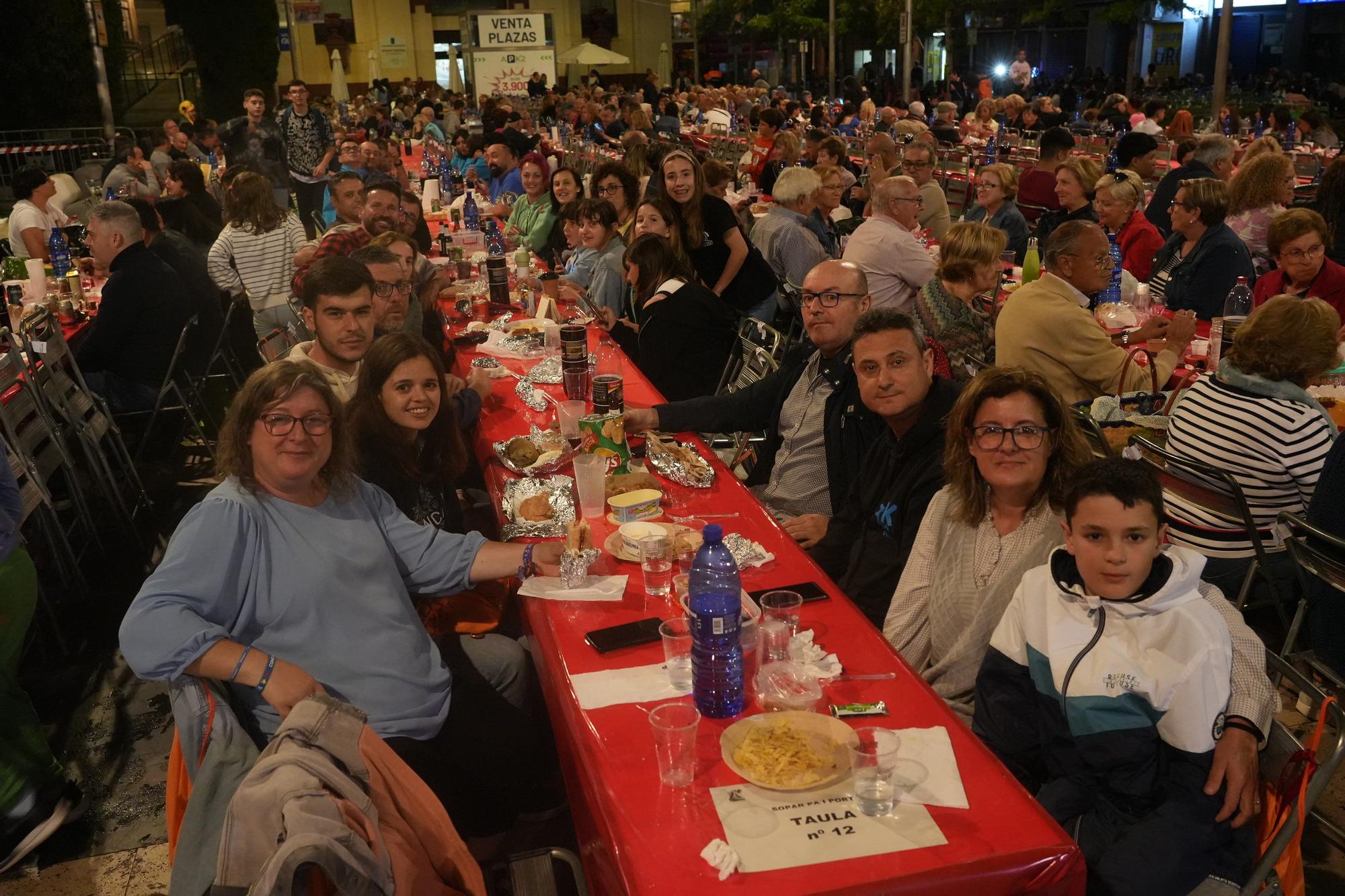 Búscate en la galería de fotos del 'sopar de pa i porta' de las fiestas de Almassora