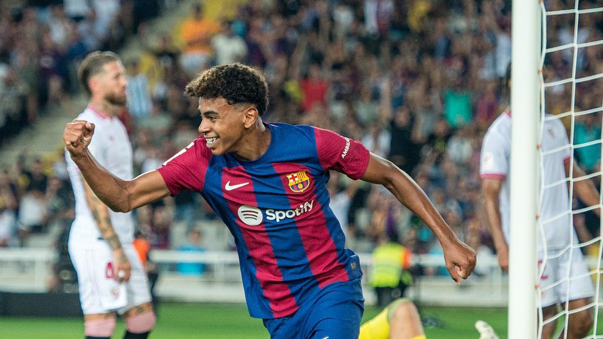 Lamine Yamal celebra el gol en propia puerta de Sergio Ramos en el Barça-Sevilla de Montjuïc.