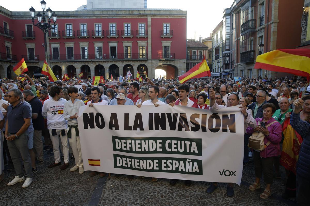 En imágenes: así fue la masiva manifestación en Gijón de apoyo a Ceuta en la plaza Mayor