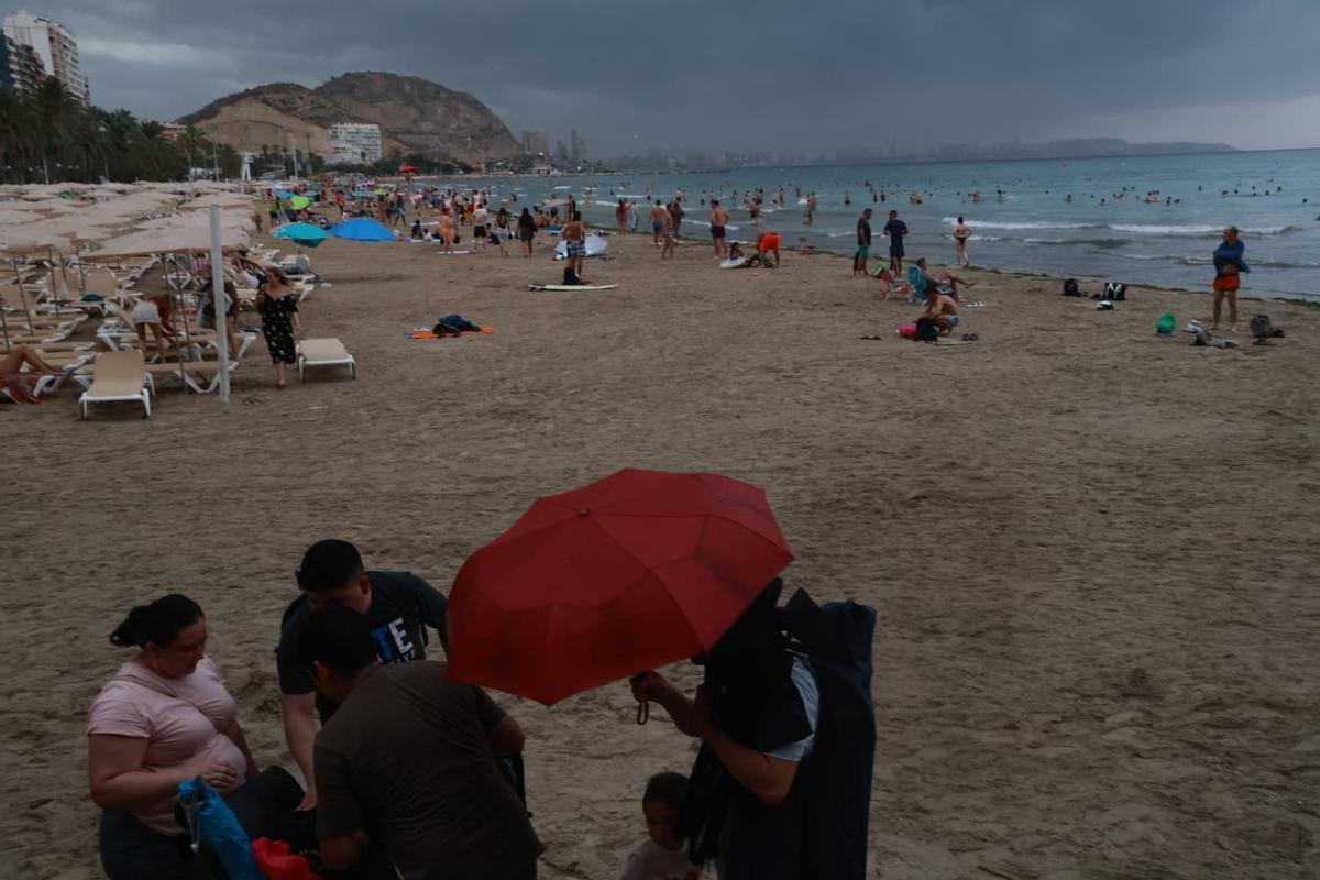 Así ha llegado la tormenta a la playa del Postiguet de Alicante